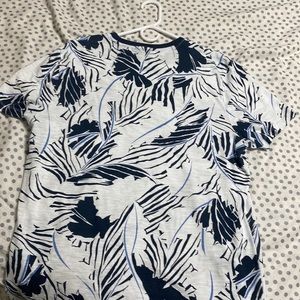 Perry Ellis L/G T shirt with blue leaves